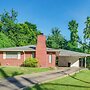 Inviting Vicksburg Home w/ Patio + Charcoal Grill!