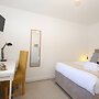 Modern 4 Bed Townhouse with Parking
