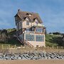 The Benervilloise Villa With its Feet in the Water