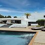 Luxurious Villa With Bright Terrace