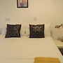 Room in Guest Room - Large Room in Coventry