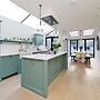 Beautiful Family House With Garden in Queen s Park