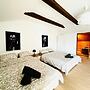 7 private Rooms in a spacious Villa