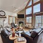 Denton by Avantstay Hot Tub, Deck w/ Fire Pit Near Skiing & Lake!
