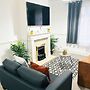 Convenient Home - Sleeps 6 - Parking - Garden