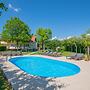 Large Home With Pool,bubble Bath and Fenced Garden