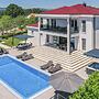 Modern Villa With Pool and Bubble Bath