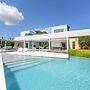 Stylish Villa With Infinity Pool