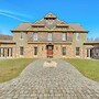 On-site Hiking: Expansive Retreat in Kingsport!