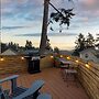 Deck Views, Fire Pit, Pool, 3 Mins to Beach Madrona Tree Retreat by Av