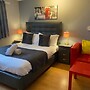 Living Large 5BR Home - Parking - Ideal for Groups