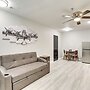 Half-mi to Oakland City Golf Club: Sleek Apartment