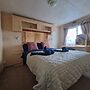 Caravansleeps6-parking-pool-mountain-petsok