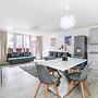Kensington Gardens 2 Bedroom Flat With a Balcony
