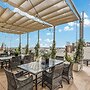 Stylish 2br/2ba At HWH by Oneluxstay