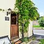 Local Pubs, Walking Routes, Cottage w Parking
