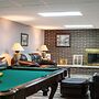 Huge Manor w Indoor Hot Tub and Pool Table