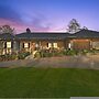 7BR Lakefront Haven Pool Hot Tub Gated 4acres