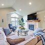 Walk to Lincoln City Beach: Townhome w/ Balconies!