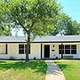 14 Mi to Dallas: Irving Escape w/ Patio & Fire Pit