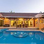 Tim buktu 4BR Jacuzzi WalkVillaMarket170