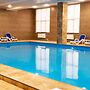 Spacious 1BR Pool & Sauna
