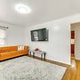 13 Mi to Downtown Detroit: Bright Home