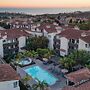 Walk to Beach Pool, Hot Tub, Private Patio, Parking Seabreeze Retreat