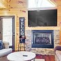 2 Mi to Dtwn Gatlinburg: Mountain Cabin w/ Hot Tub