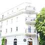 Heritage Haven Luxurious Apartment in City Center