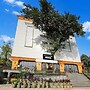 Deluxe Double Stays Near Paridh Crossing
