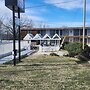 Twin Lakes Inn