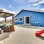 1 Mi to Attractions: Getaway w/ Mtn Views!