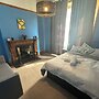 Spacious House- Parking, Garden & Central Location