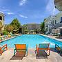 NEW Chic 2BR Stay With Heated Pool Gym Mini Golf