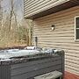 Rustic-chic Escape w/ Hot Tub, Fireplace & Nature Views Pine Woods Lof