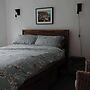 2 Bed-sleeps 5- Street Parking-3 Min to Beach