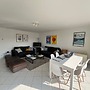 Huswell - Bright Beach Retreat With Balcony