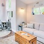 Cozy Couple's Retreat w/ Hot Tub in Smithville!