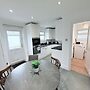 Fountain House-sleeps 5-central Dagenham-parking