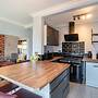 Stylish 3 Bed House-free Parking