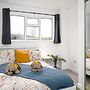 Modern 4 Bed House-free Parking