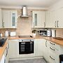 Spacious - 3 Bed - Free Parking