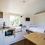 1B Deluxe Cabin - Free Parking, King-size Bed