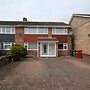 Elegant 5 Bed Home with Garden- Slough