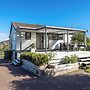 Matai Cottage in Oneroa with Sea Views