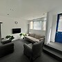 Spacious 4-bed House - Sleeps 11, Garden & Parking