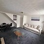 3-bed City Retreat - Sleeps 7, Garden & Parking
