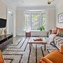 Comfortable 6-bedroom Retreat Minutes to Downtown
