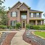 Pet-friendly Home w/ Patio & Yard in Rosharon